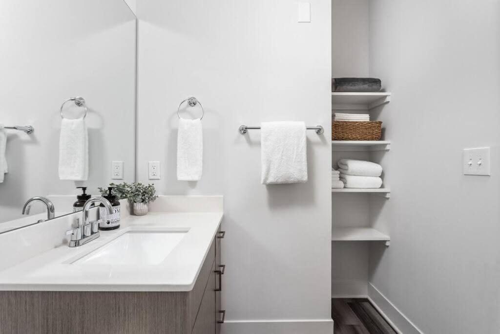 Dream Apartment Near Whole Foods Cozysuites インディアナポリス エクステリア 写真