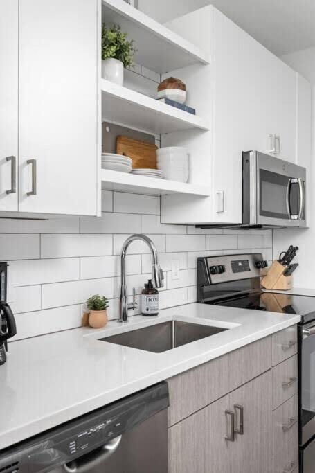 Dream Apartment Near Whole Foods Cozysuites インディアナポリス エクステリア 写真