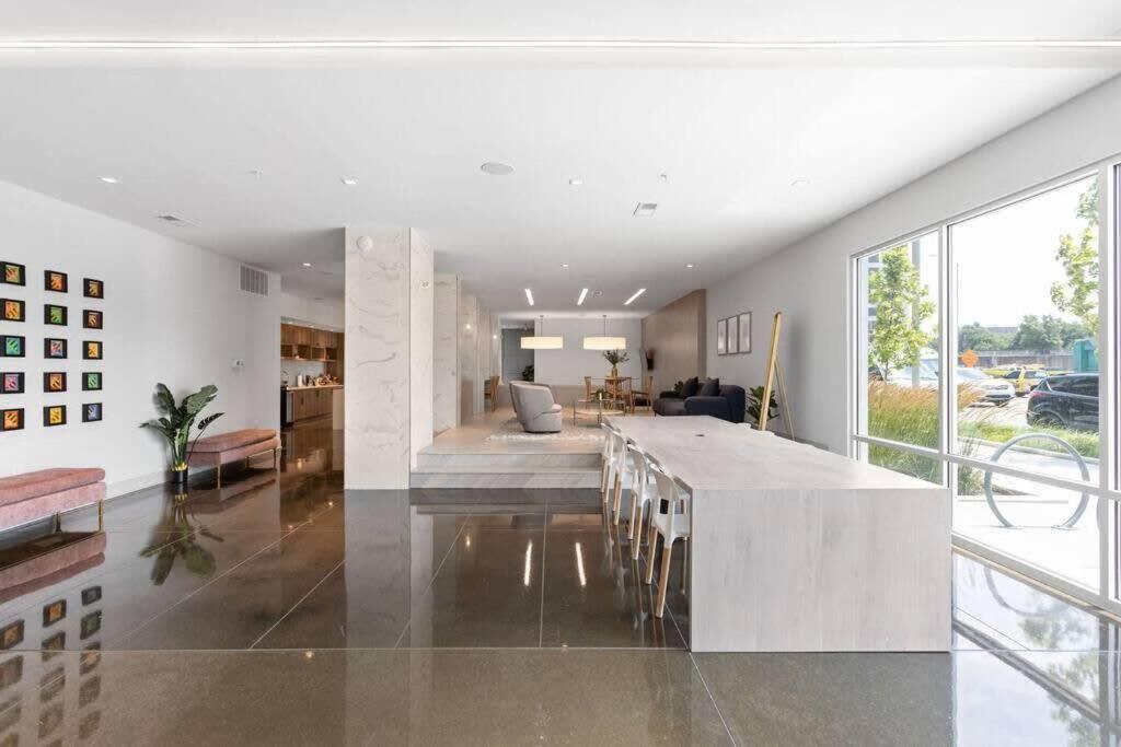 Dream Apartment Near Whole Foods Cozysuites インディアナポリス エクステリア 写真