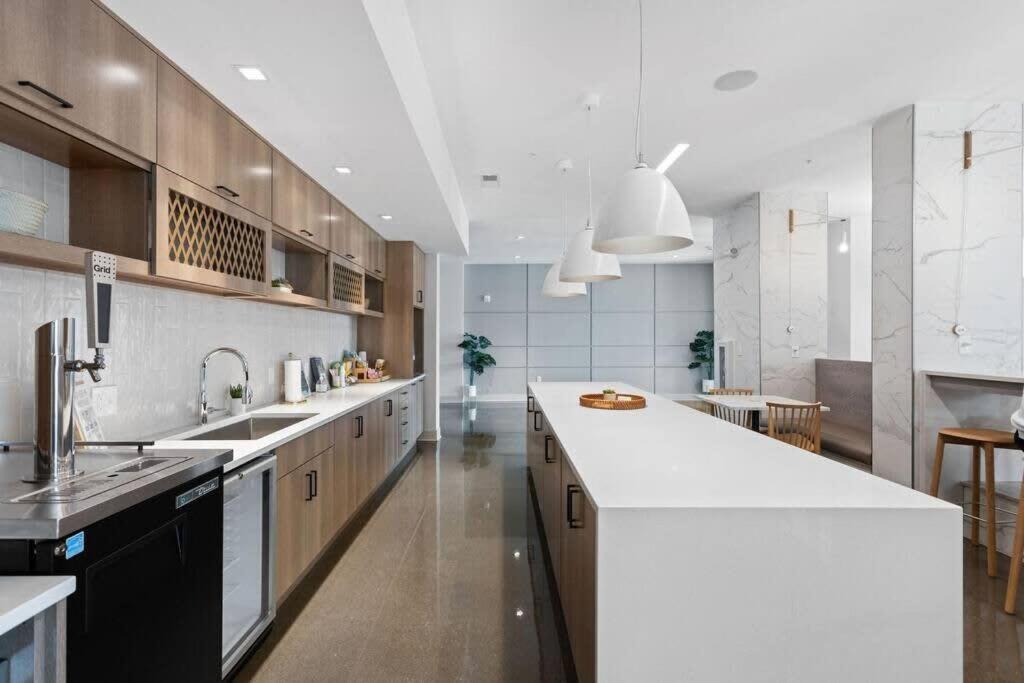 Dream Apartment Near Whole Foods Cozysuites インディアナポリス エクステリア 写真