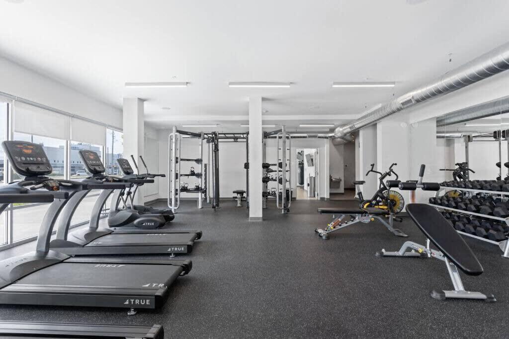 Dream Apartment Near Whole Foods Cozysuites インディアナポリス エクステリア 写真
